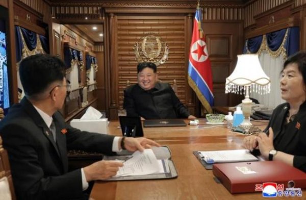 天弘忧配 金正恩邀请卢卡申科访问朝鲜 共襄反法西斯纪念